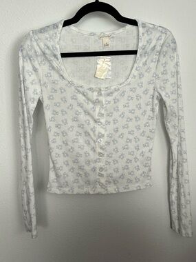 Aeropostale White Button-Front Long Sleeve Crop Top with Light Blue Floral Print
